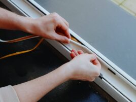 Wymiana uszczelek w oknach PCV – szczegółowa instrukcja Wymiana uszczelek w oknach PCV – instrukcja krok po kroku